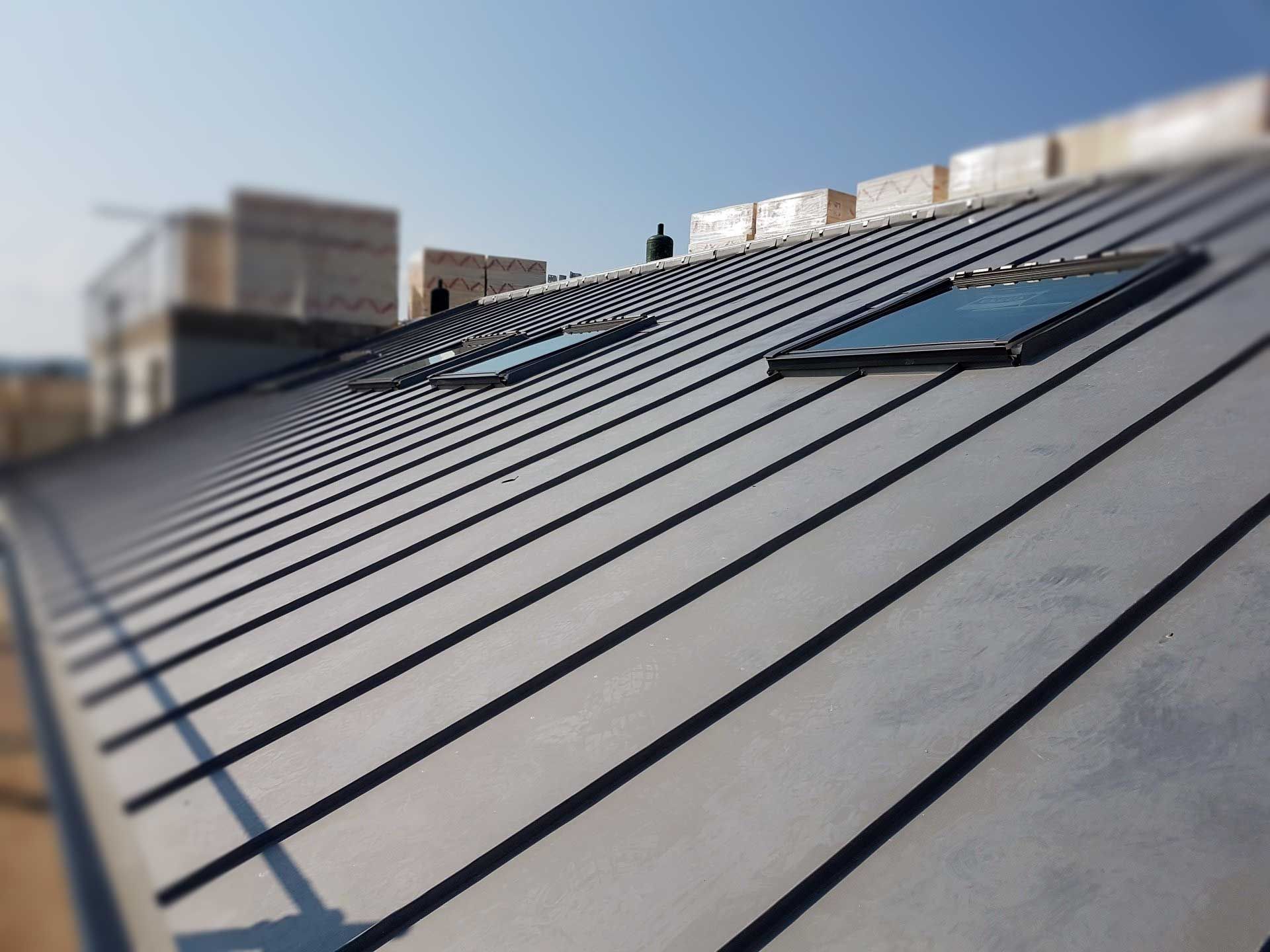 Toiture en revêtement métallique foncé