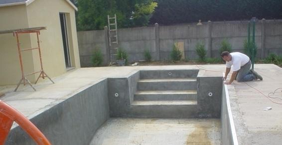 REALISATION PISCINE BETON-LINER CLES EN MAIN (MOSELLE) A ARS LAQUENEXY