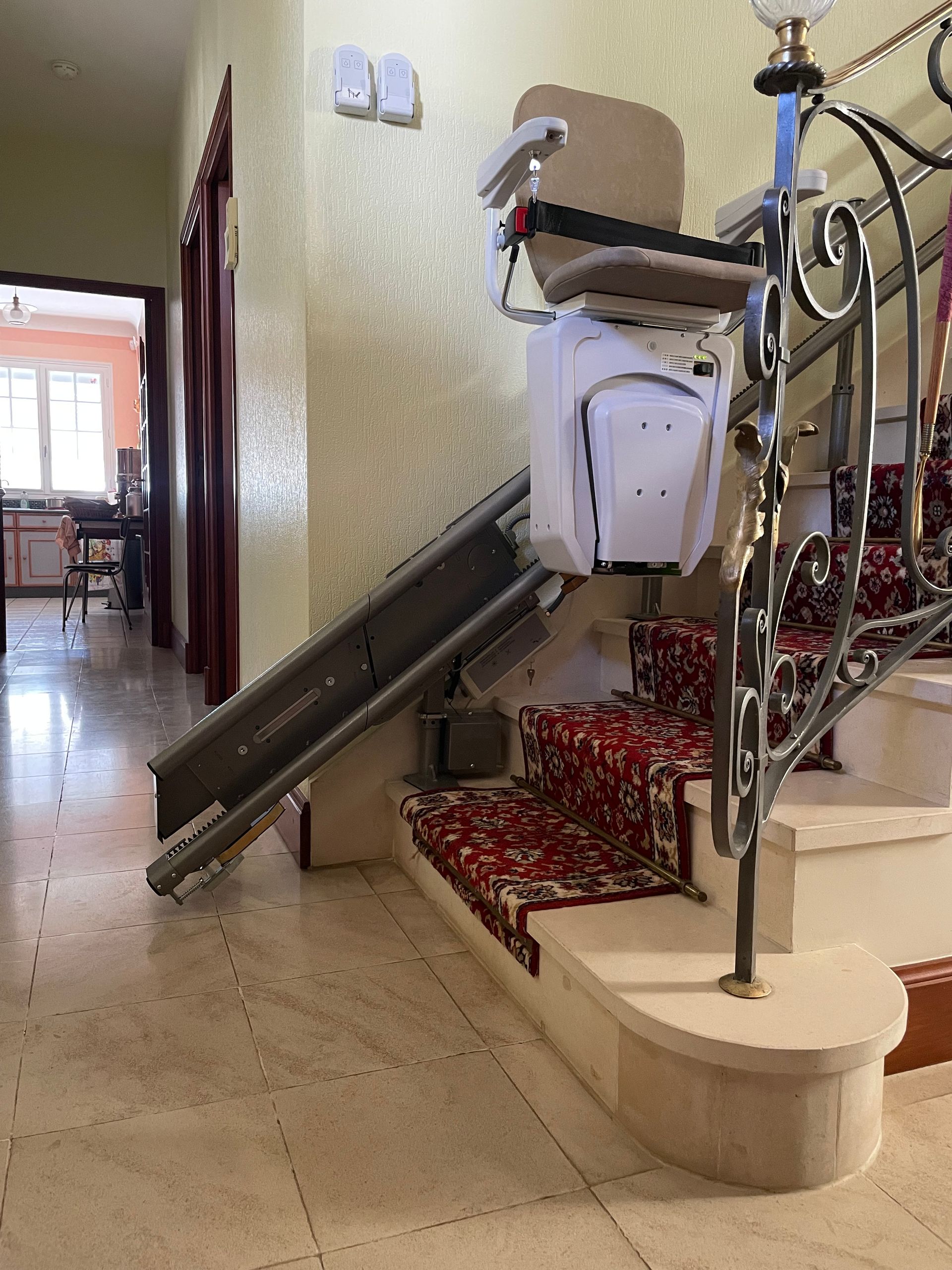 Monte-escalier à l'étage d'une habitation