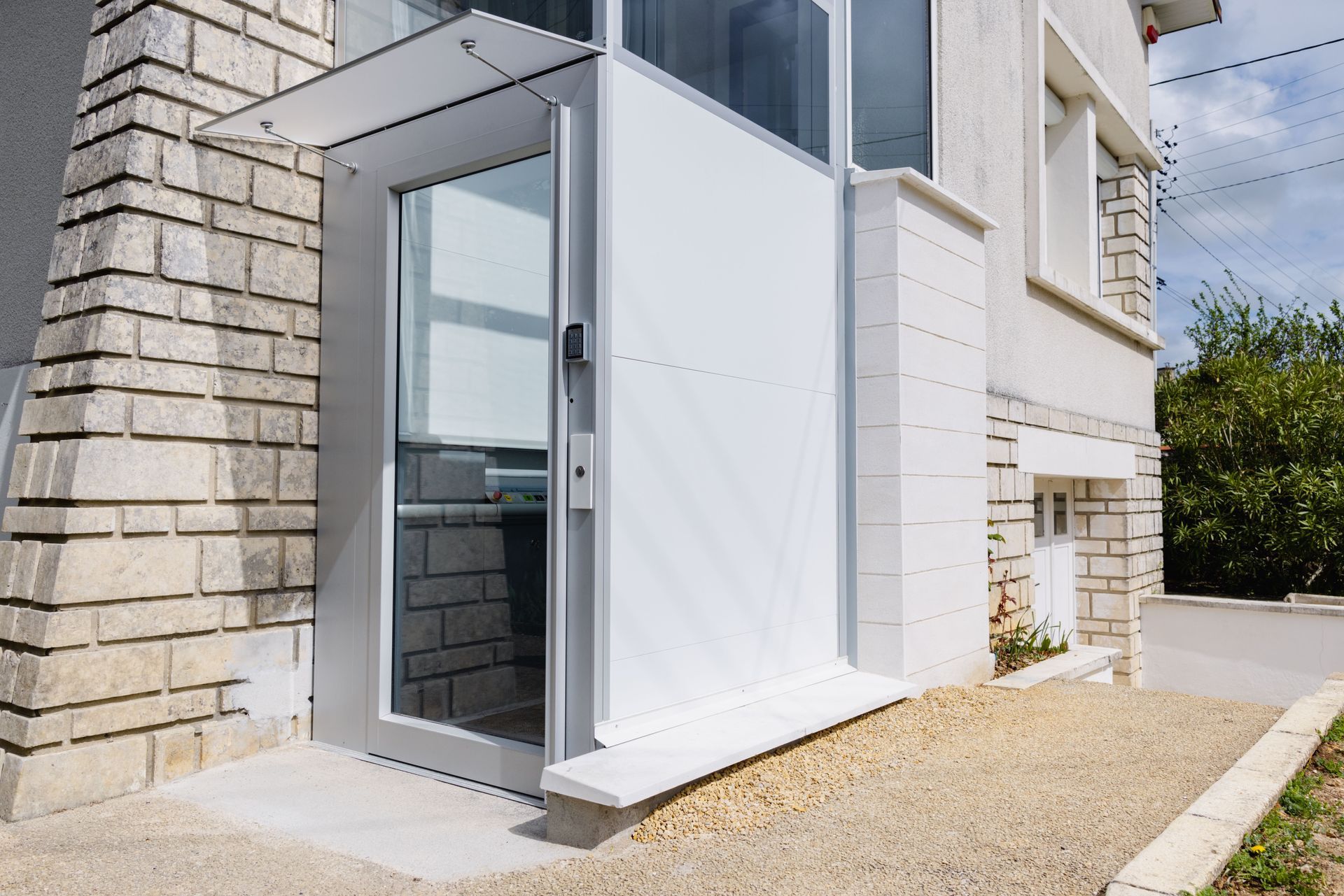 Ascenseur blanc en extérieur