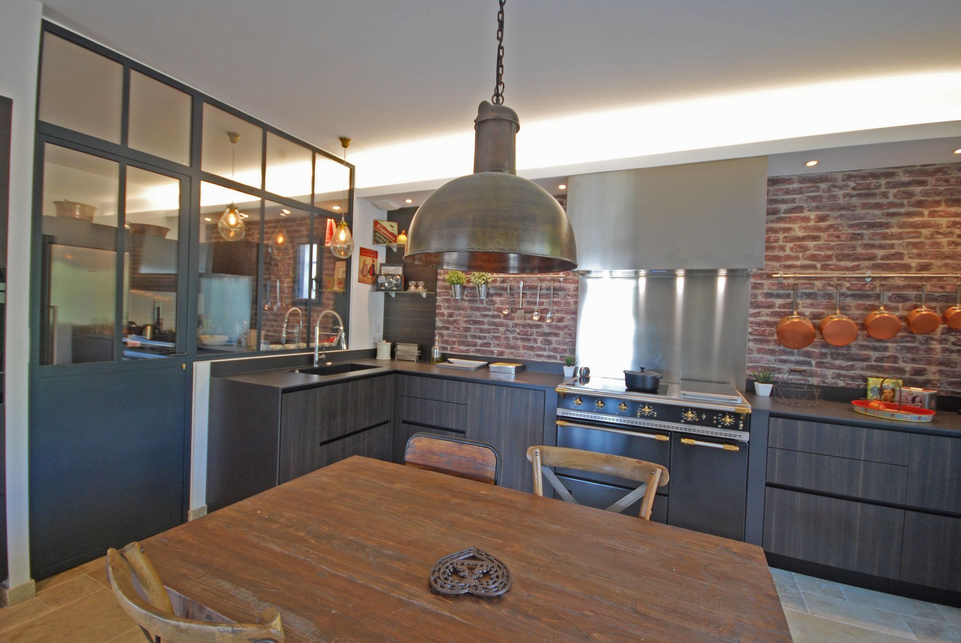 Cuisine grise avec verrière d'intérieur