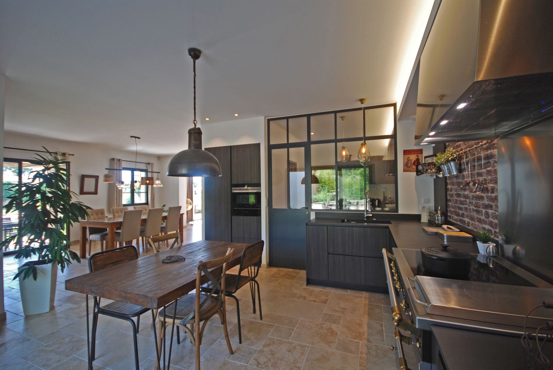 Cuisine et salle à manger avec une verrière d'intérieur