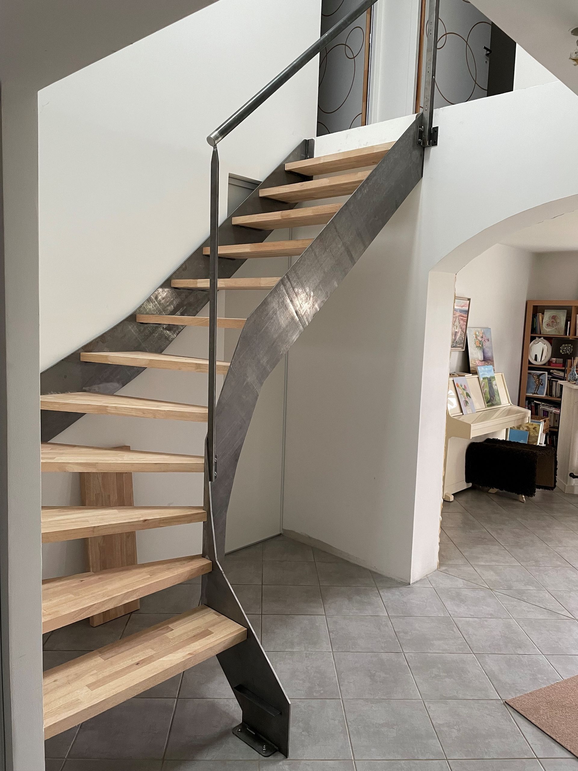 Escalier en bois avec armature en acier sombre