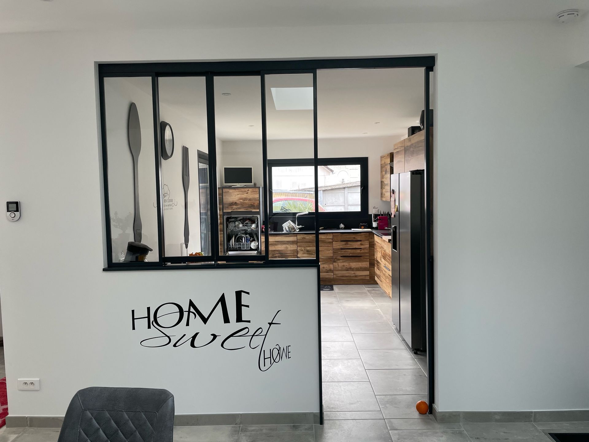 Mur blanc avec verriere avec armature noire