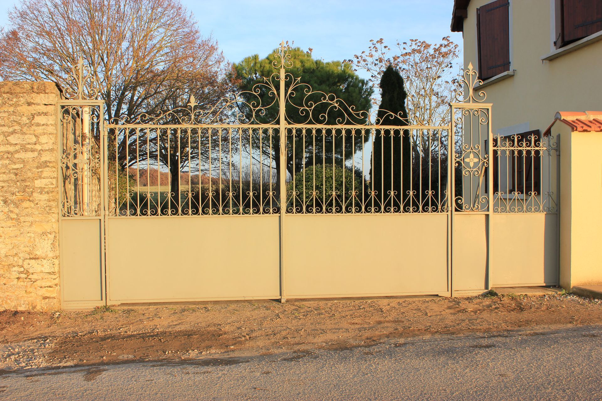 Grand portail couleur sable avec ornements