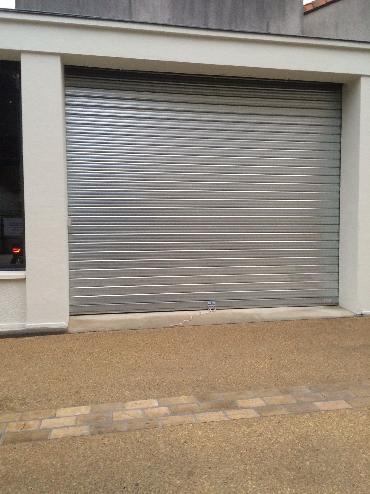 Garage avec porte sectionnelle en métal