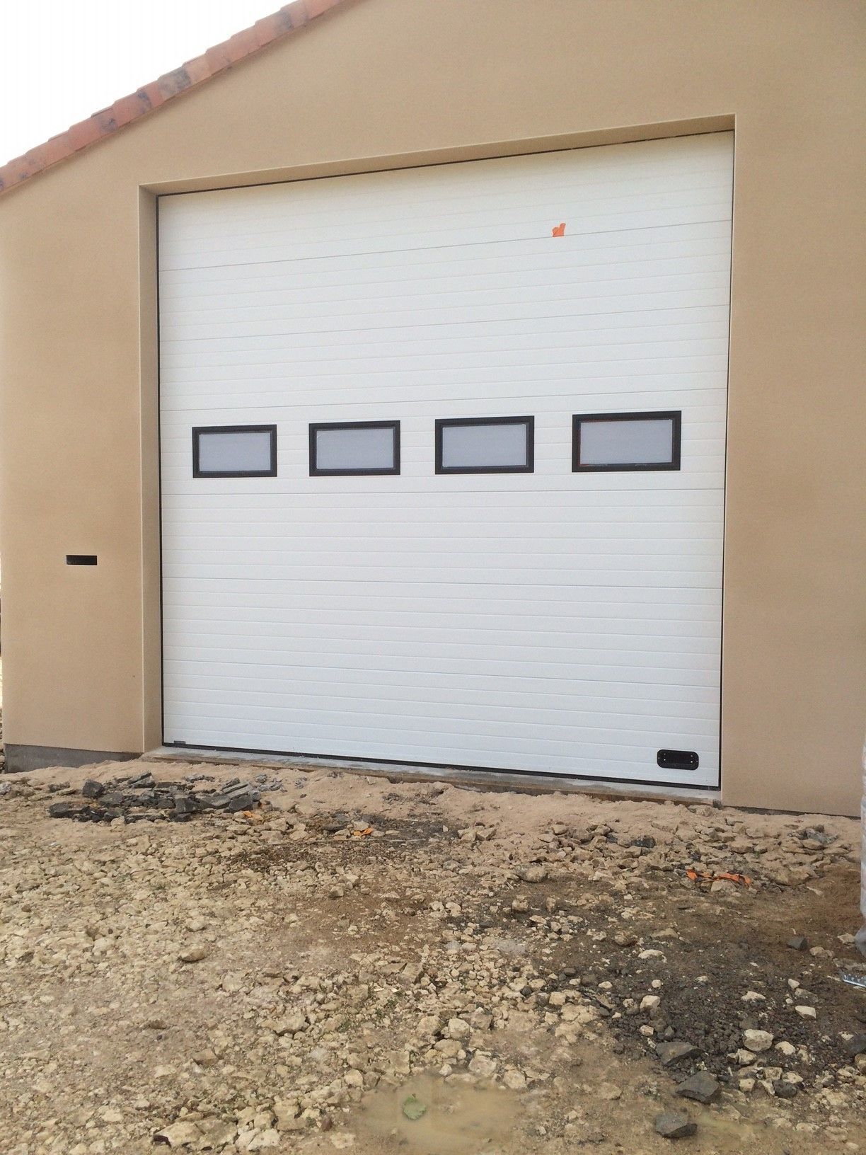 Porte de garage sectionnelle avec petites fenêtres