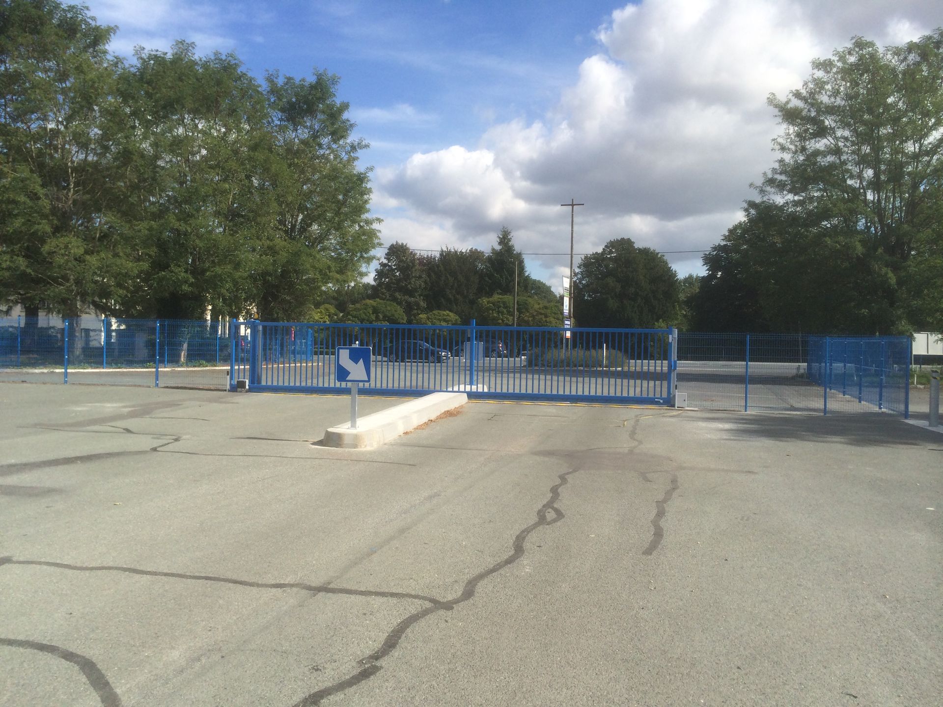 Grande barriere coulissante bleue