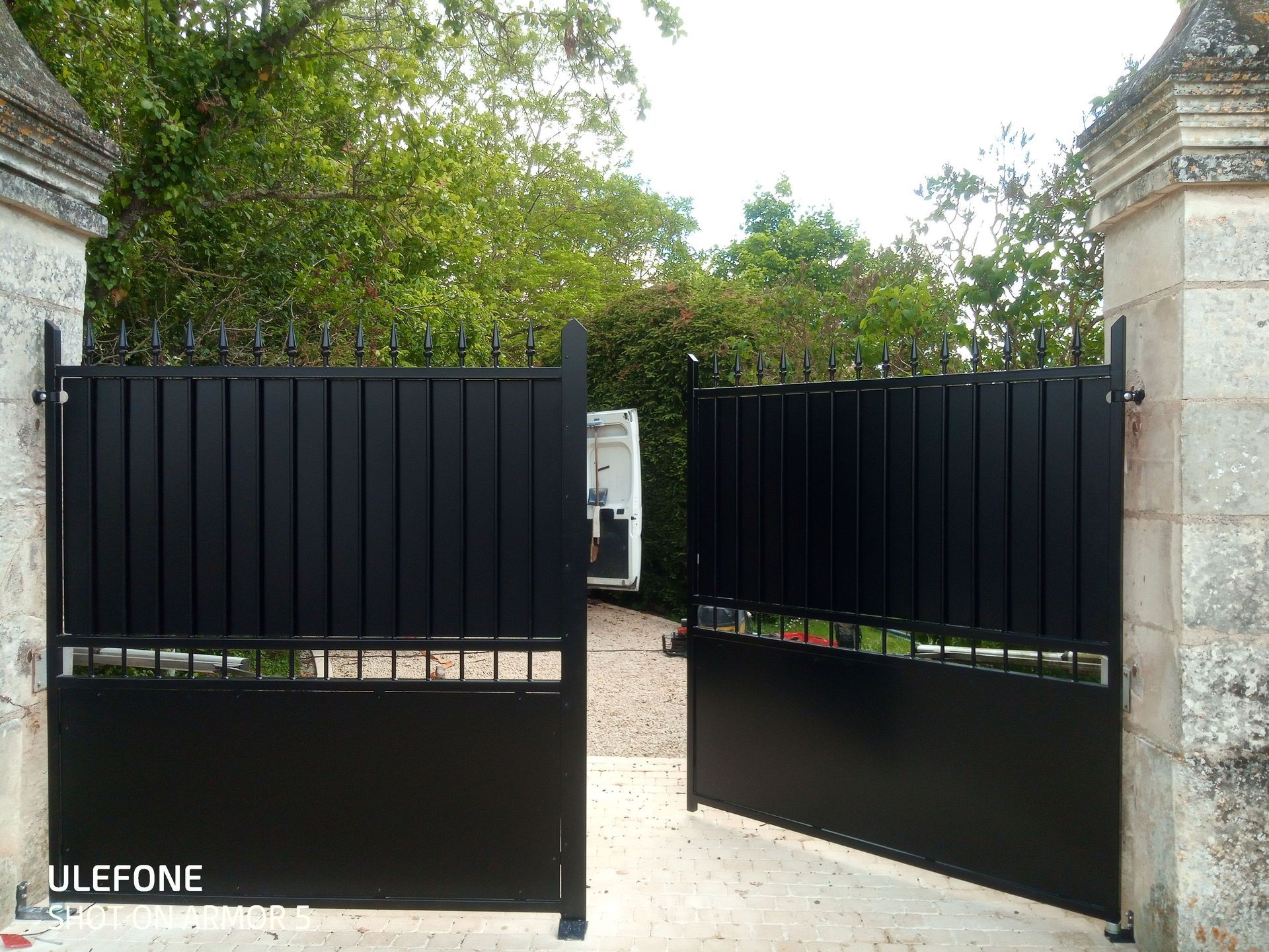 Portail noir entrouvert