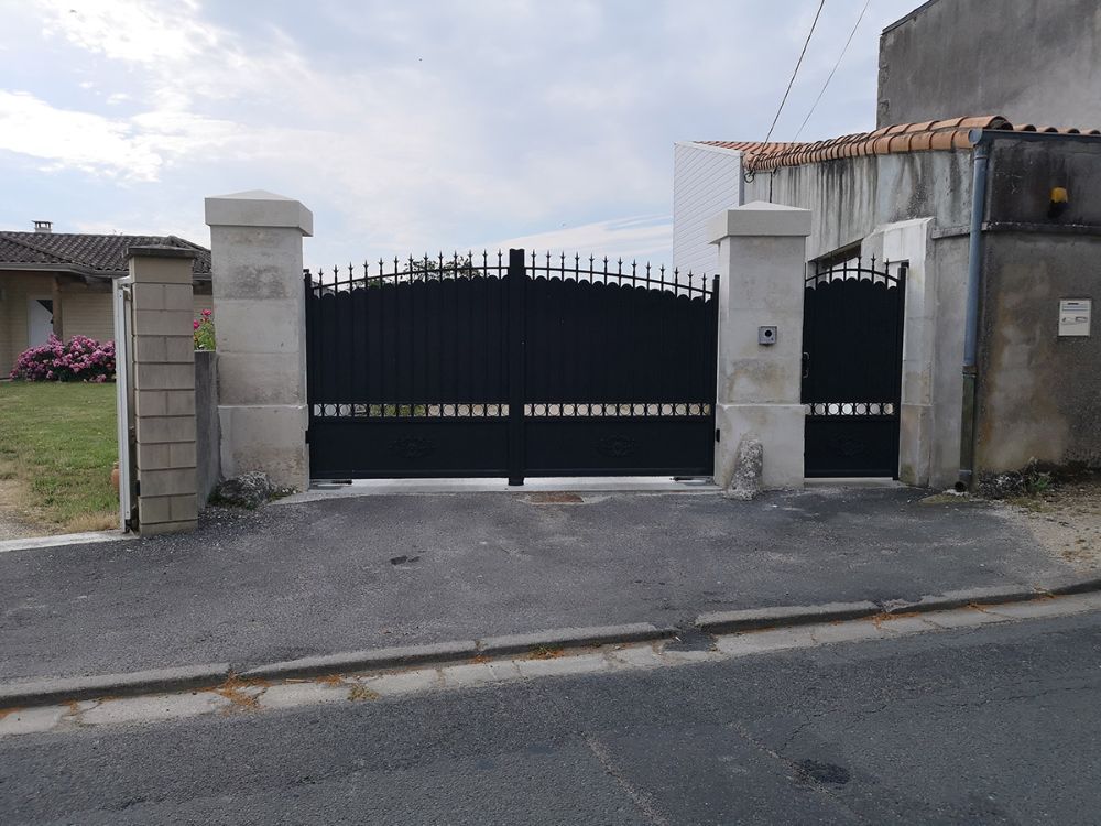 Portail et portillon noirs