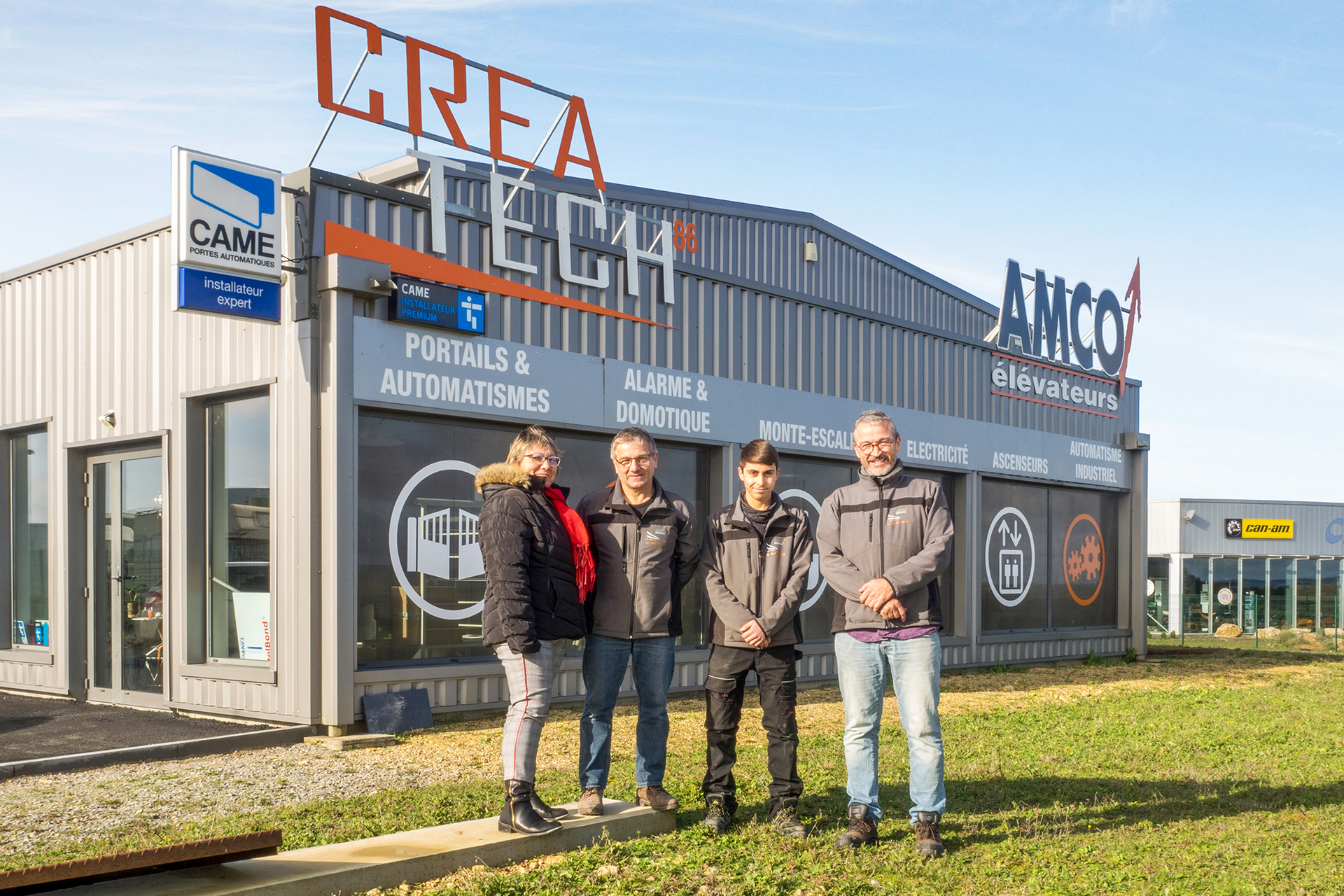 Équipe de l'entreprise posant devant l'établissement