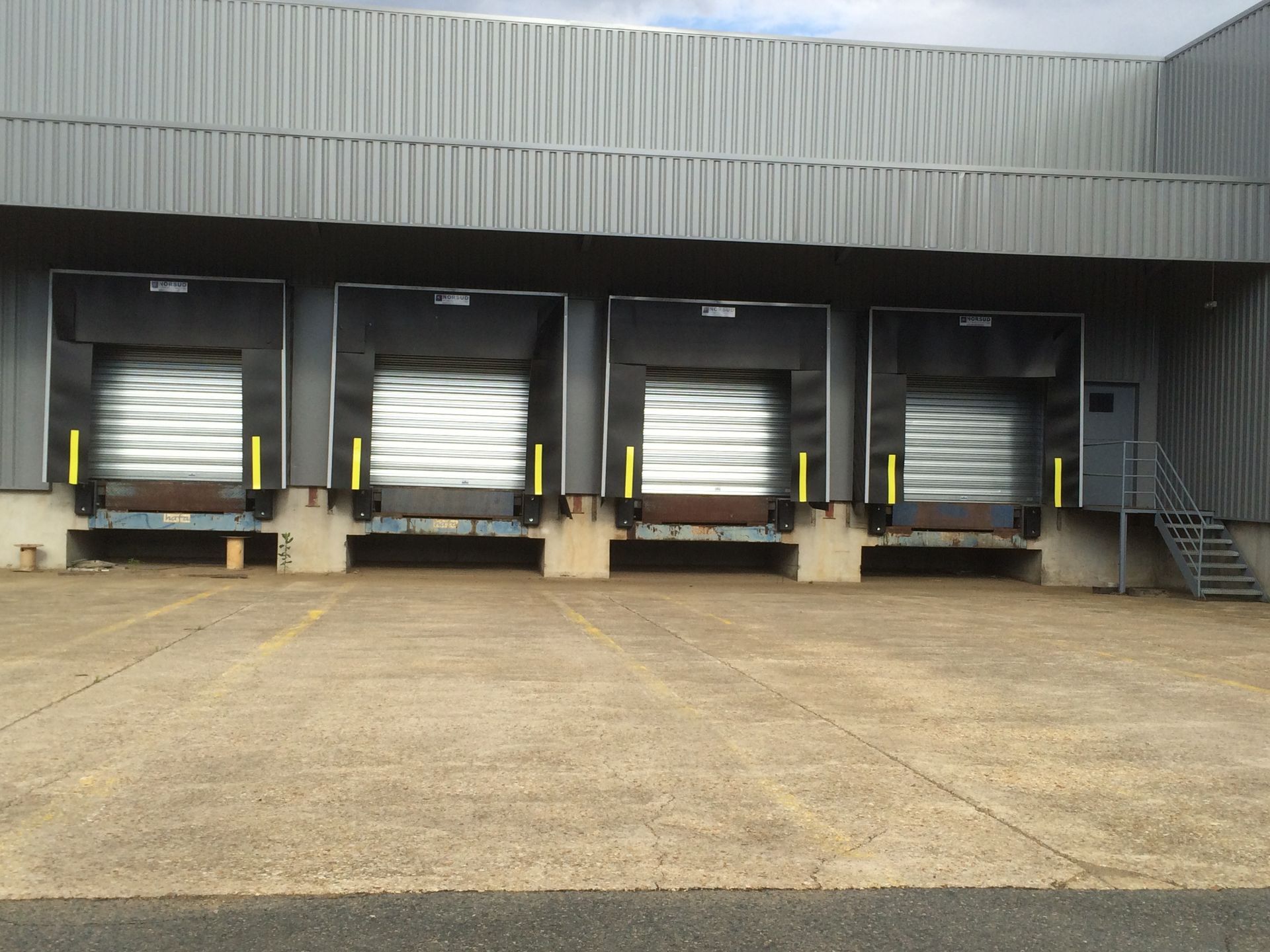 Rideaux métaliques sur quai de routier