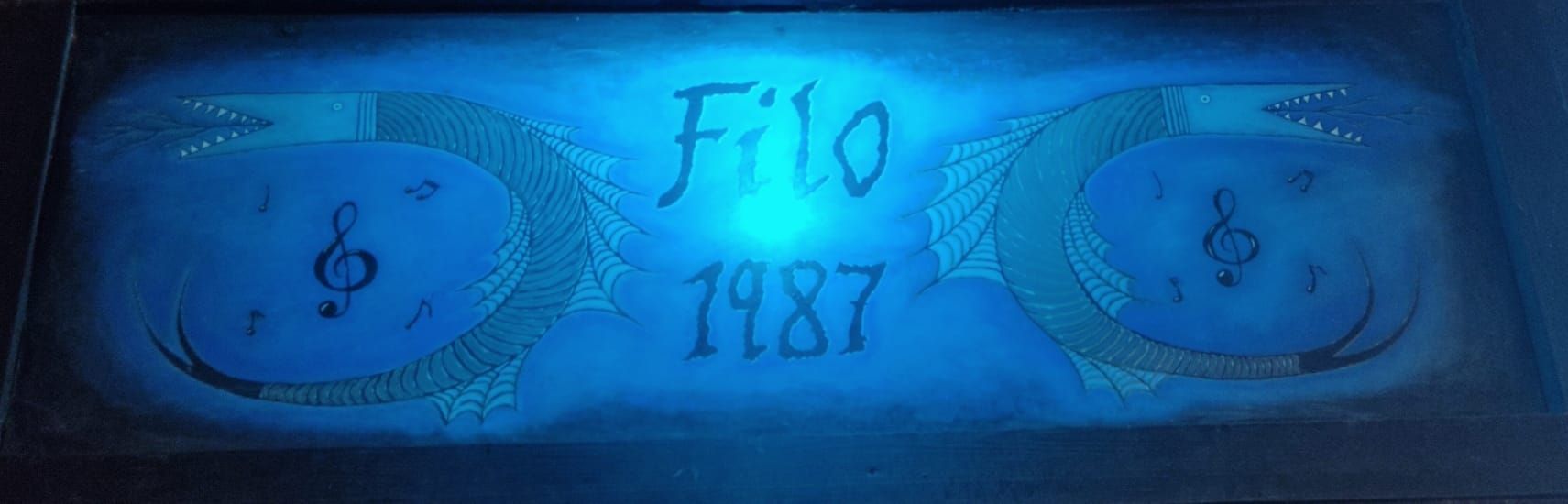 Panel decorativo iluminado en azul con la palabra 