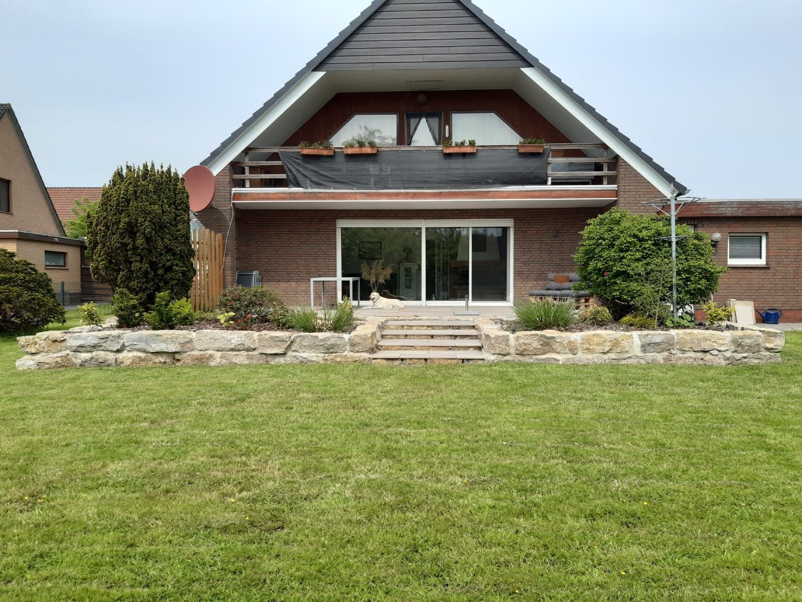 Ein großes Haus mit einer großen Wiese davor