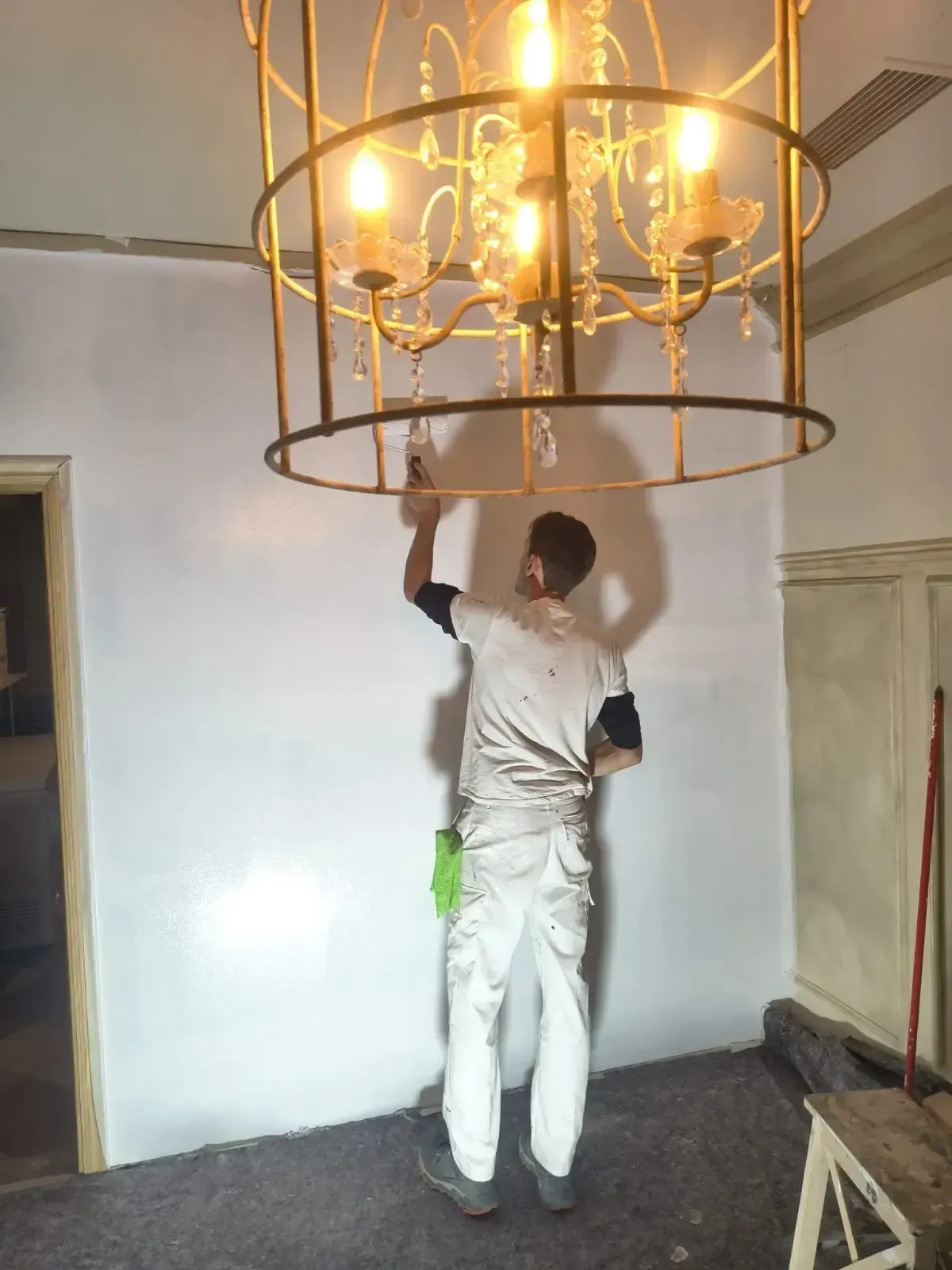 Reforma de habitación en proceso, bote de pintura, latas, escalera, ventanas, luminoso, luz.