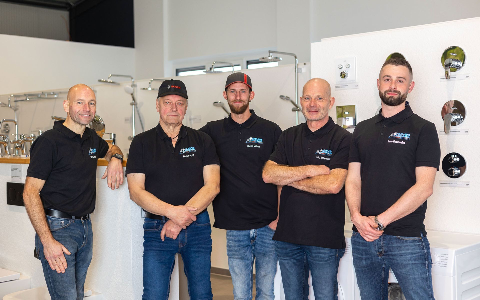 Eine Gruppe von Männern in blauen Poloshirts steht nebeneinander.