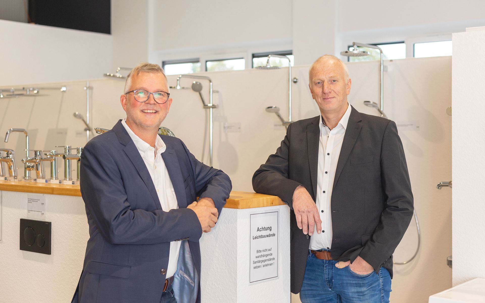 Eine Gruppe von Menschen posiert in einem Badezimmer für ein Foto.