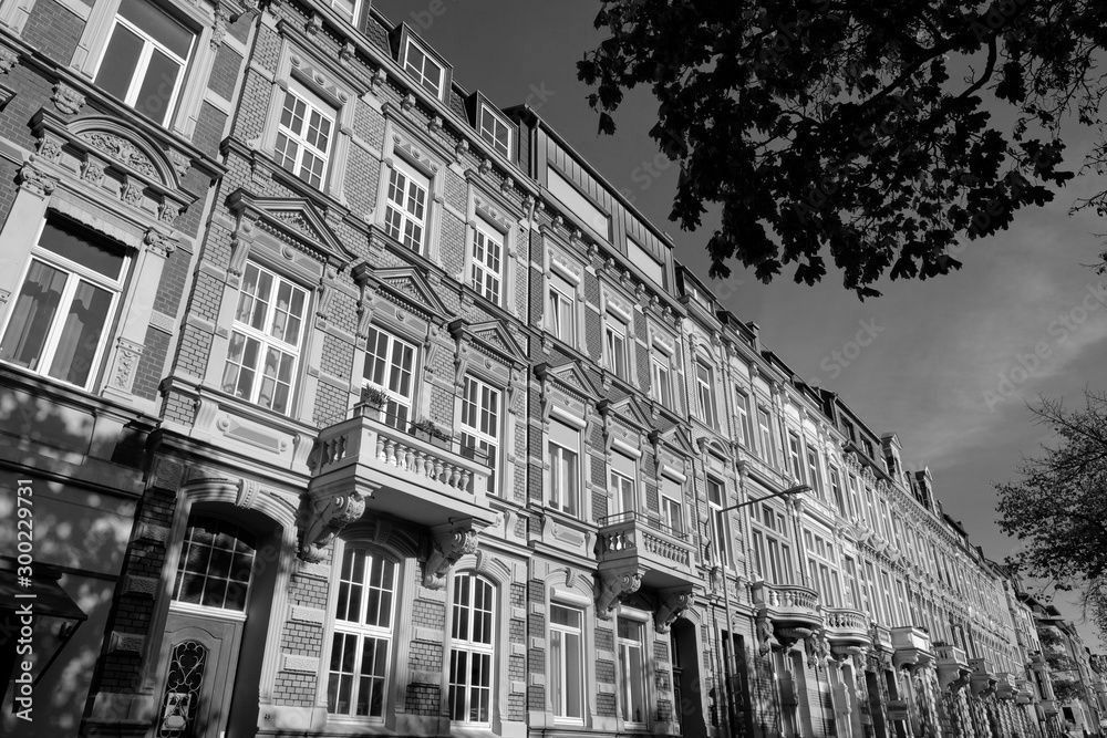 Ein Schwarzweißfoto einer Reihe von Gebäuden