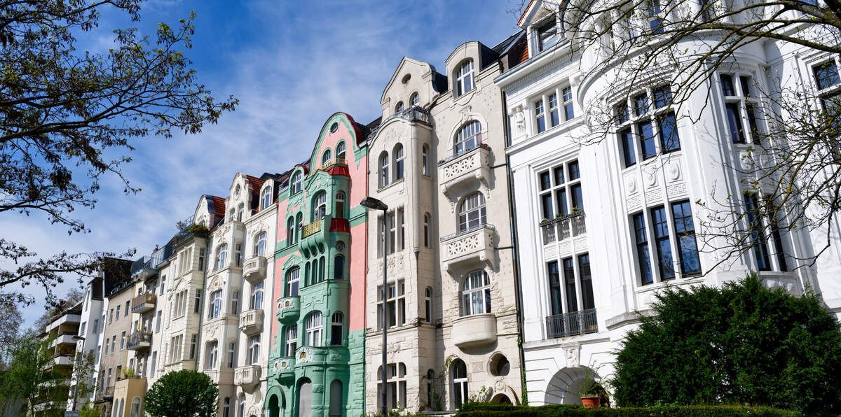Eine Reihe von Gebäuden mit einem blauen Himmel im Hintergrund.