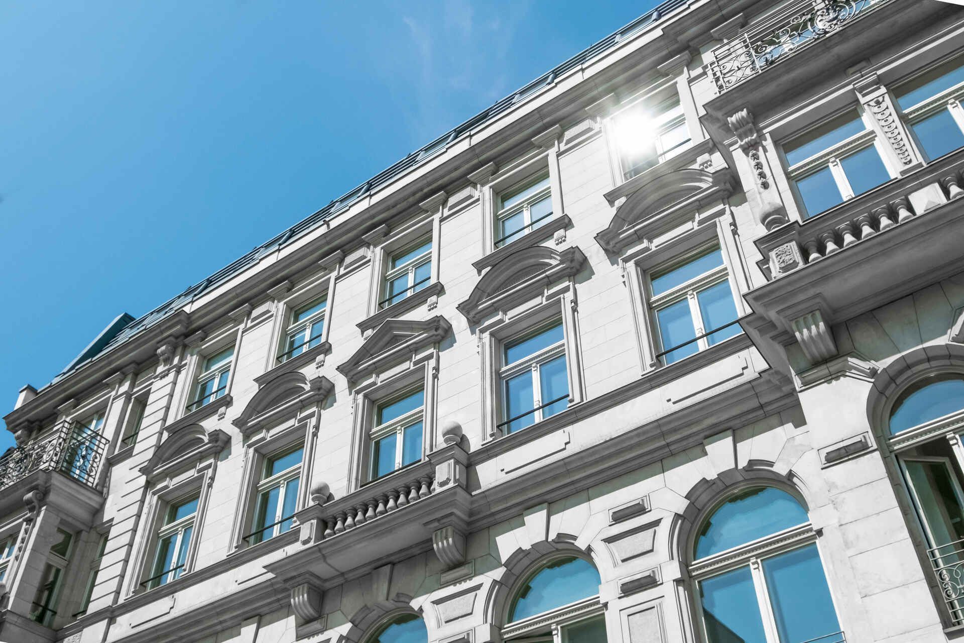 Eine Reihe von Gebäuden mit einem blauen Himmel im Hintergrund.