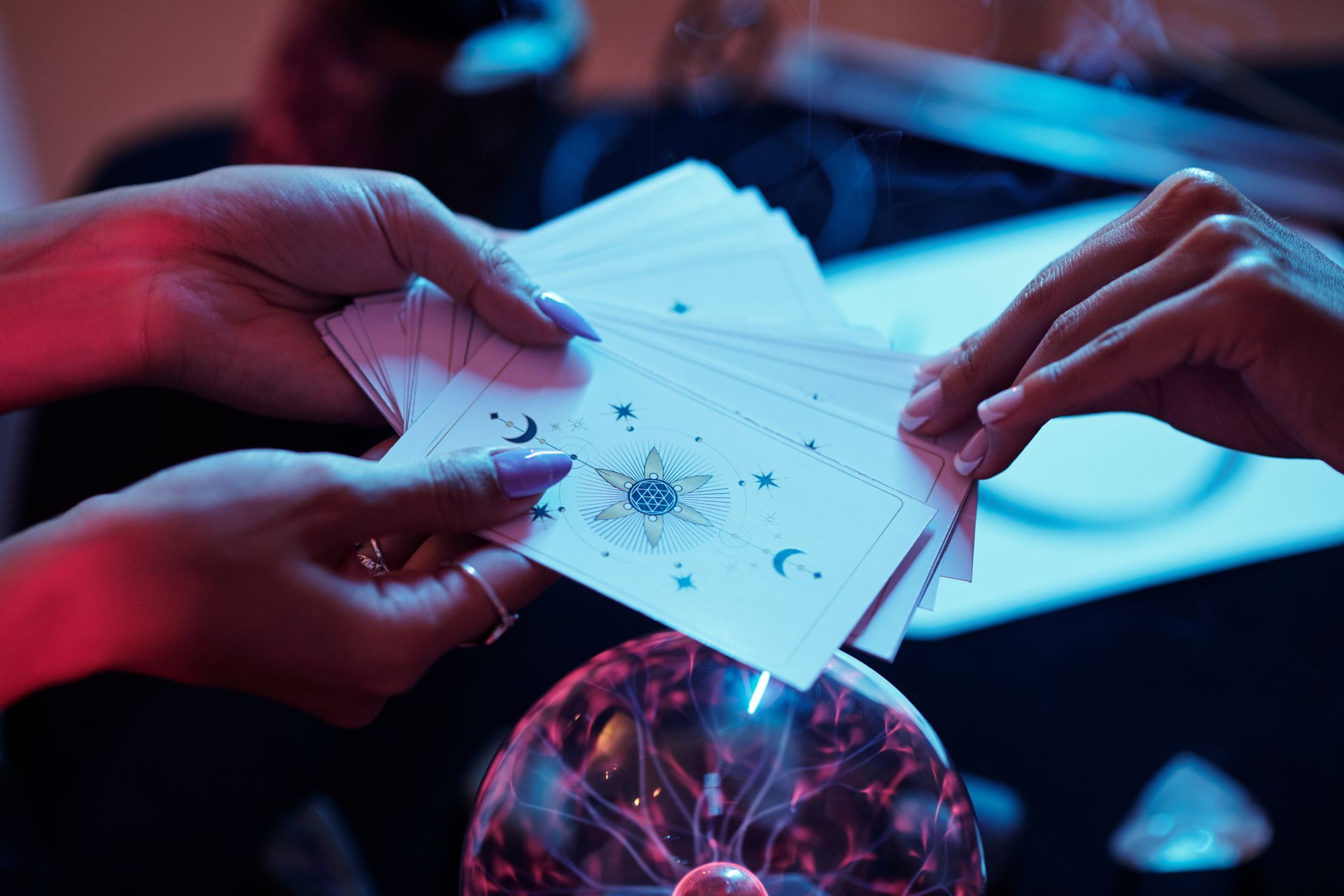 Deux personnes qui tirent les cartes