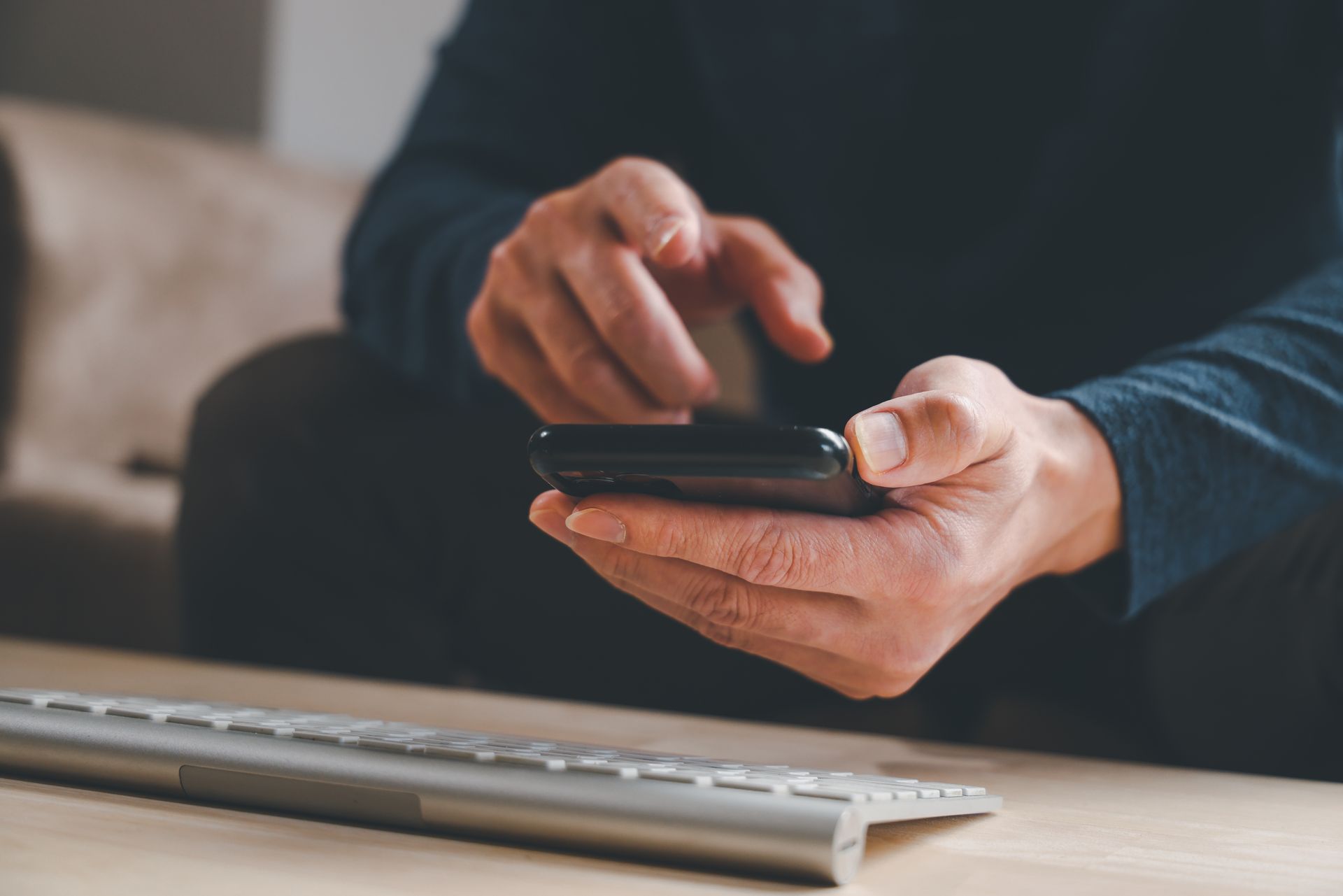 Main tenant un téléphone