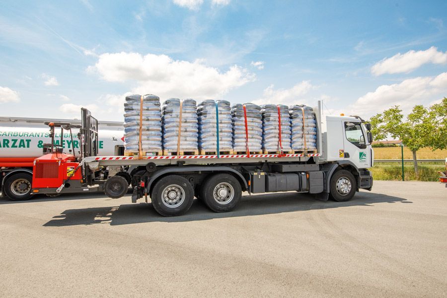 Camion de livraison de granulés de bois