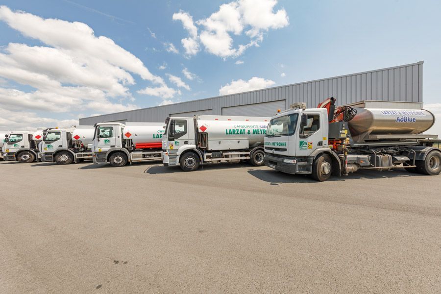Flotte de camion de livraison de l'entreprise Larzat et Meyronne