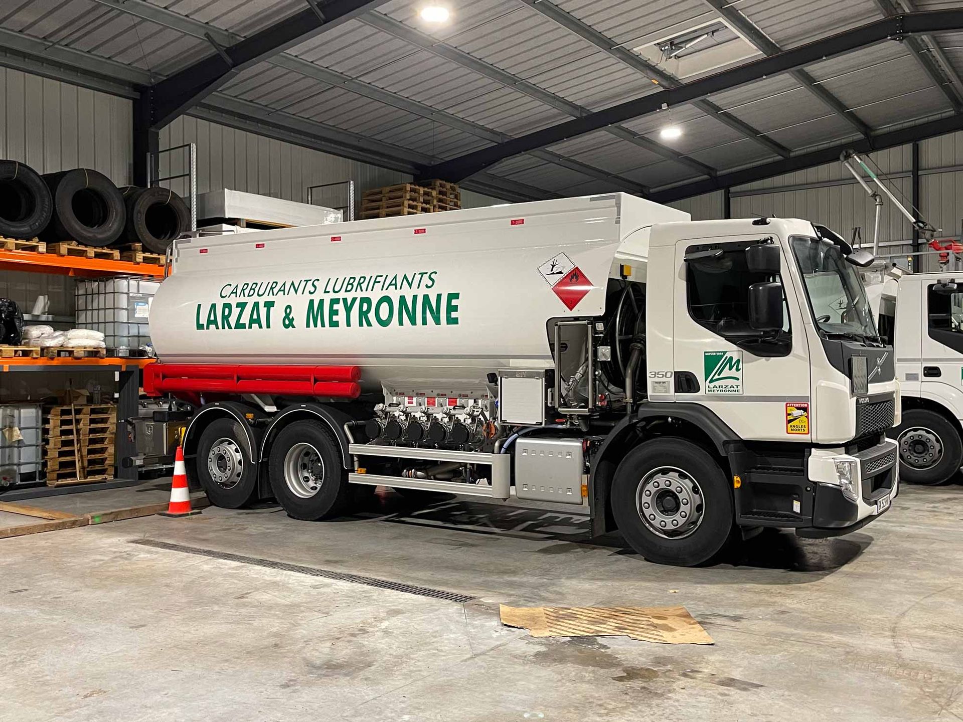 Camion de livraison de carburant en train de desservir sa destination
