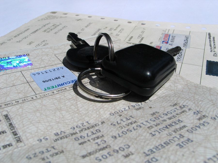 Carte grise et clé de voiture