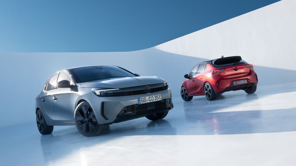 Deux nouvelles voitures Opel, une grise et une rouge, sur fond blanc.