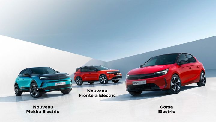 Trois nouvelles voitures électriques Opel : Mokka (bleu), Frontera (orange) et Corsa (rouge) sur fond bleu clair.