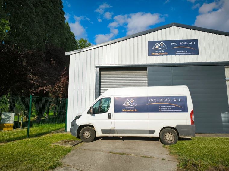 Un camion devant un hangar.