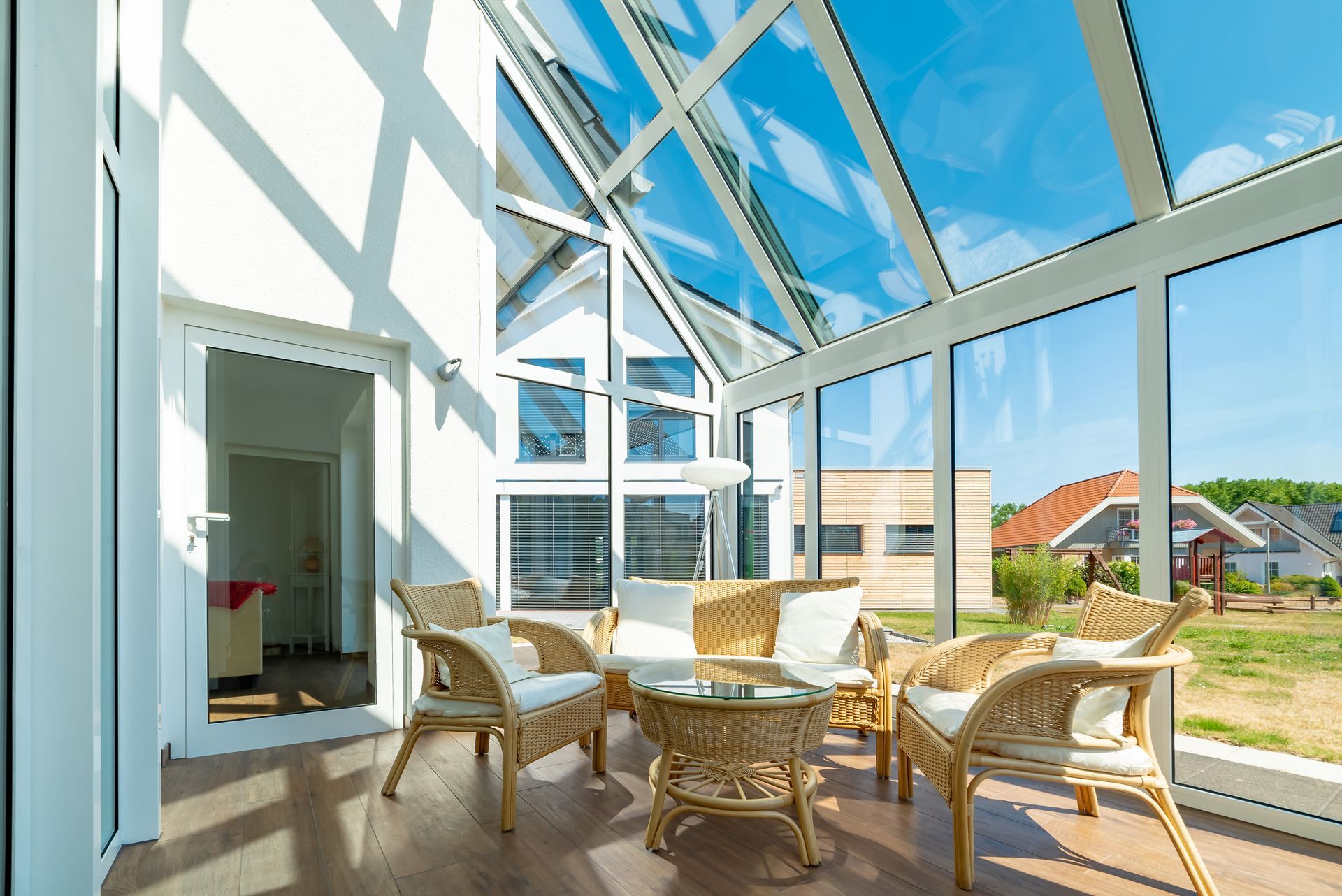 Une véranda blanche vue de l'intérieur.