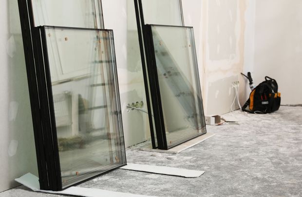 Des vitres appuyées sur un mur.