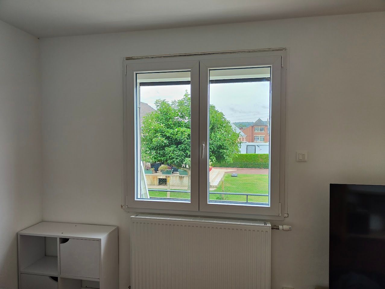 Une fenêtre blanche en PVC.