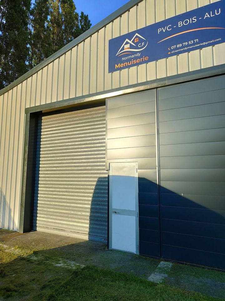 Un store de hangar noir.