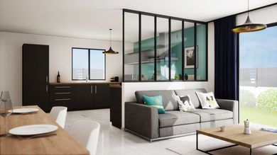 Salon moderne à aire ouverte avec un canapé gris, une paroi vitrée à cadre noir et un coin cuisine/salle à manger attenant.