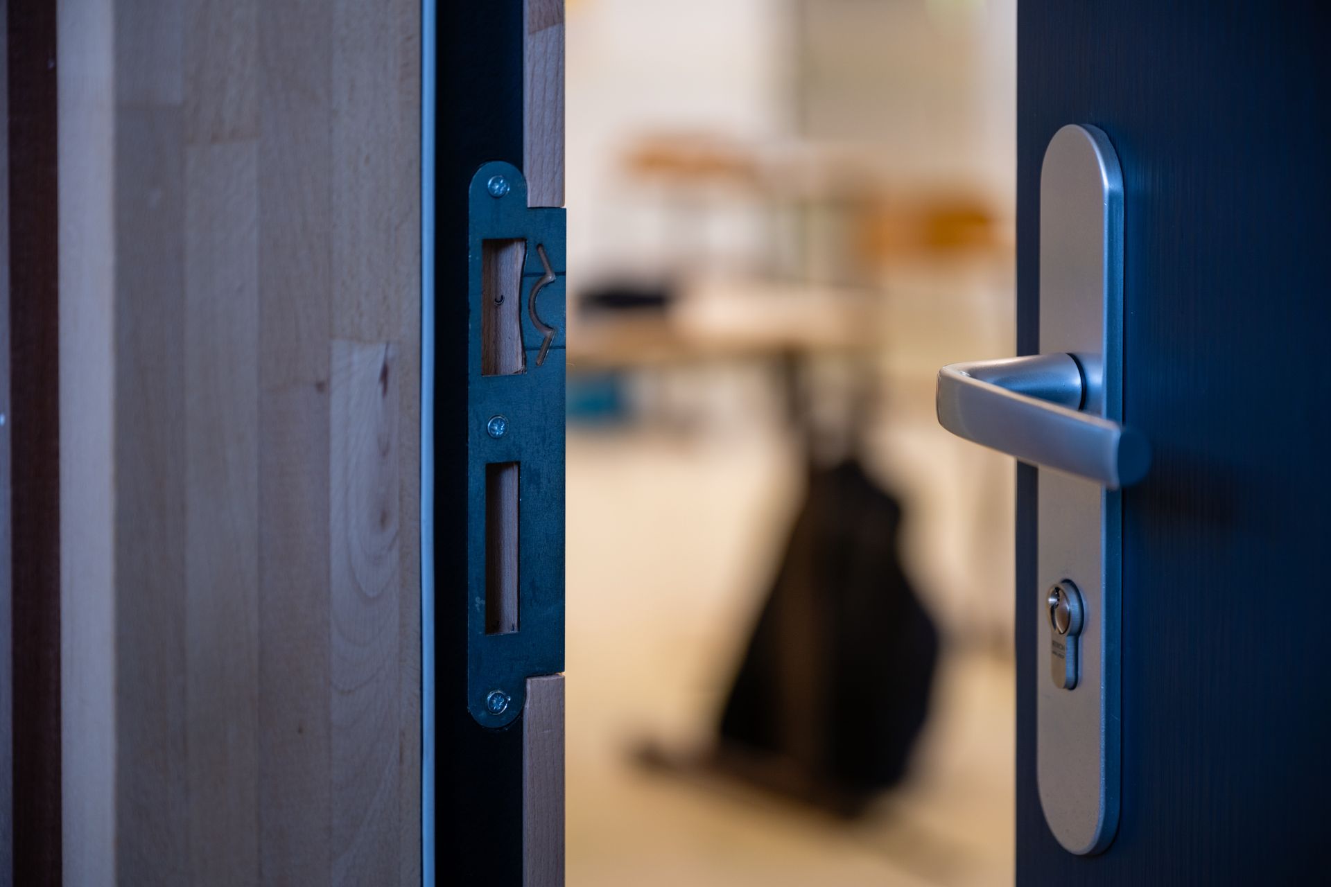Porte bleue ouverte.
