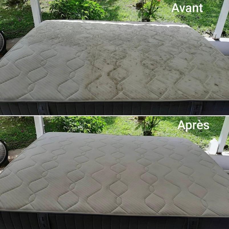 Matelas avant et après nettoyage, dessus gris taché sur le porche, puis visiblement plus propre en dessous