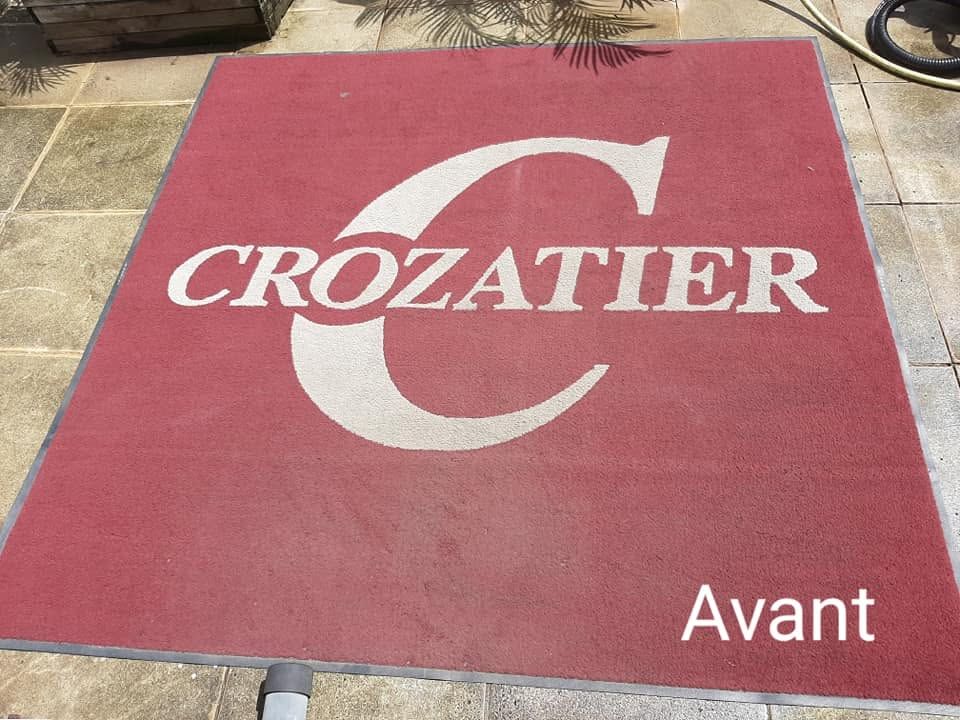 Tapis de sol rouge Crozatier avec grand logo C blanc et inscription Avant dans le coin.