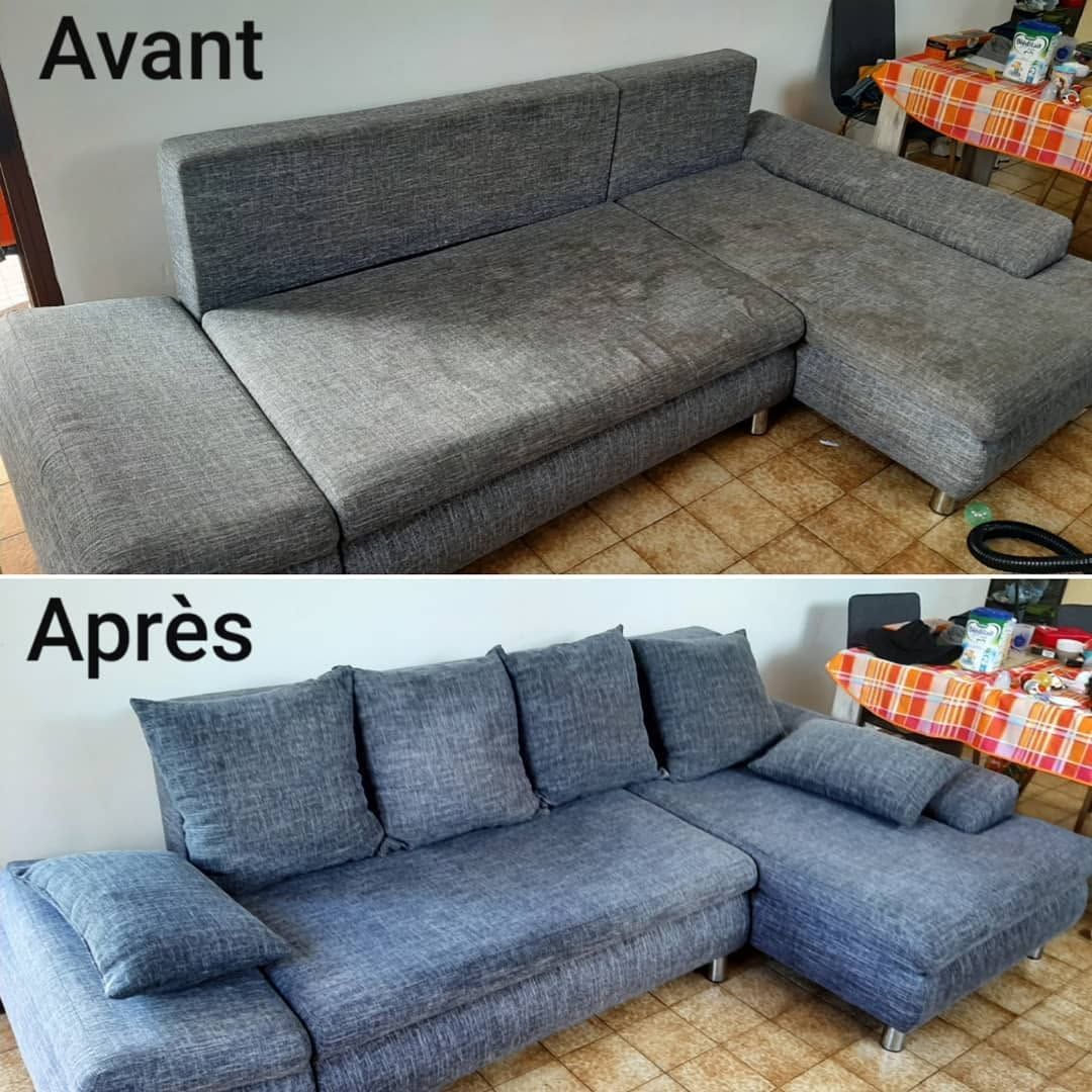 Avant et après la transformation d'un canapé d'angle gris grâce à l'ajout de coussins de dossier et d'une housse bleue plus vive.