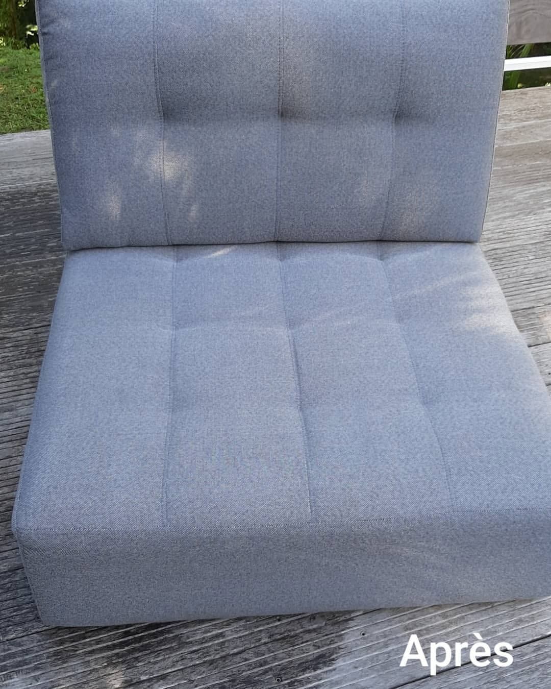 Chaise bleu clair rembourrée, assise et dossier taché, avec l'inscription Après dans un coin.