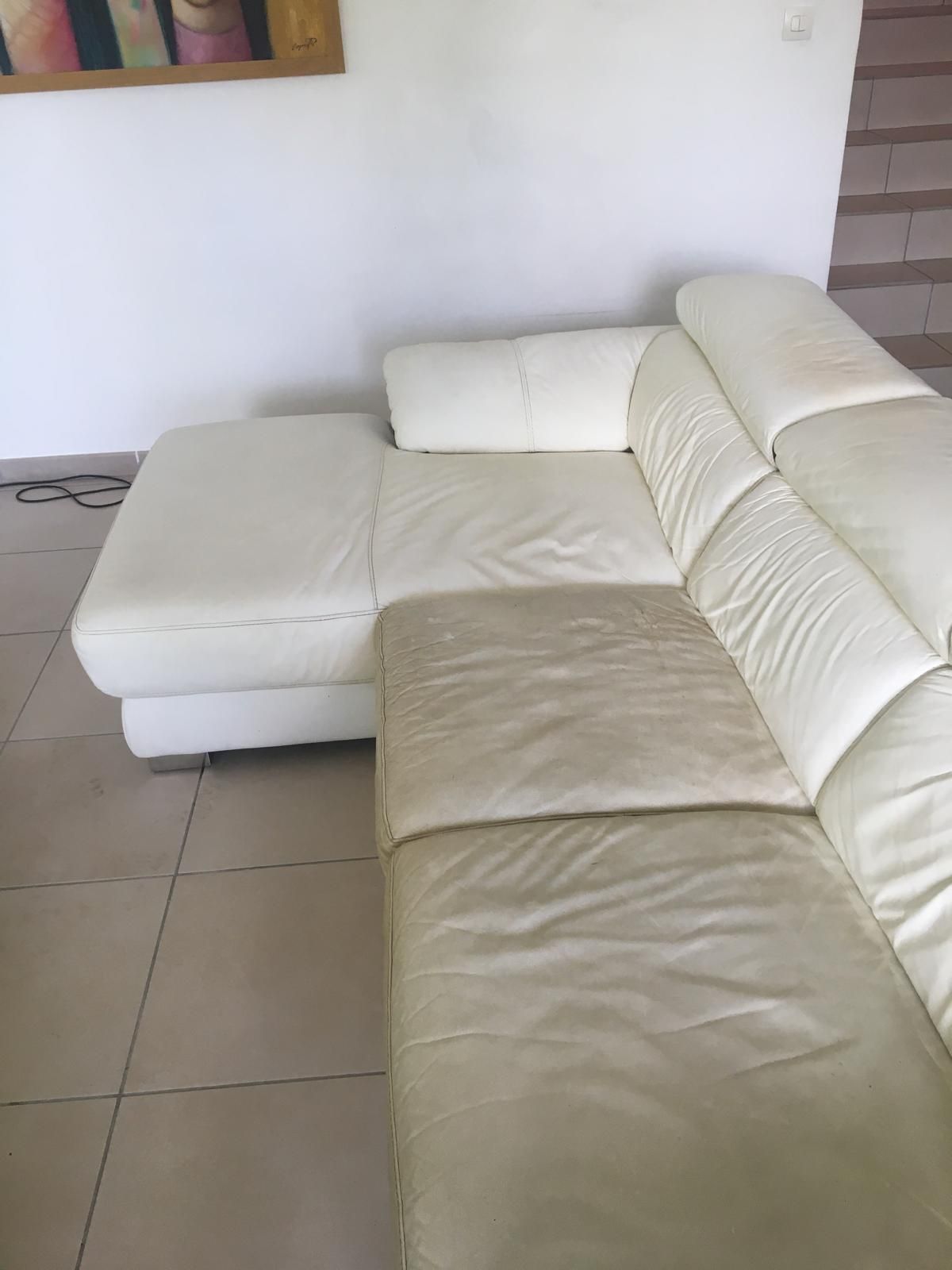 Photo avant/après d'une banquette rouge rembourrée avec dossier, montrant une finition plus propre après restauration.