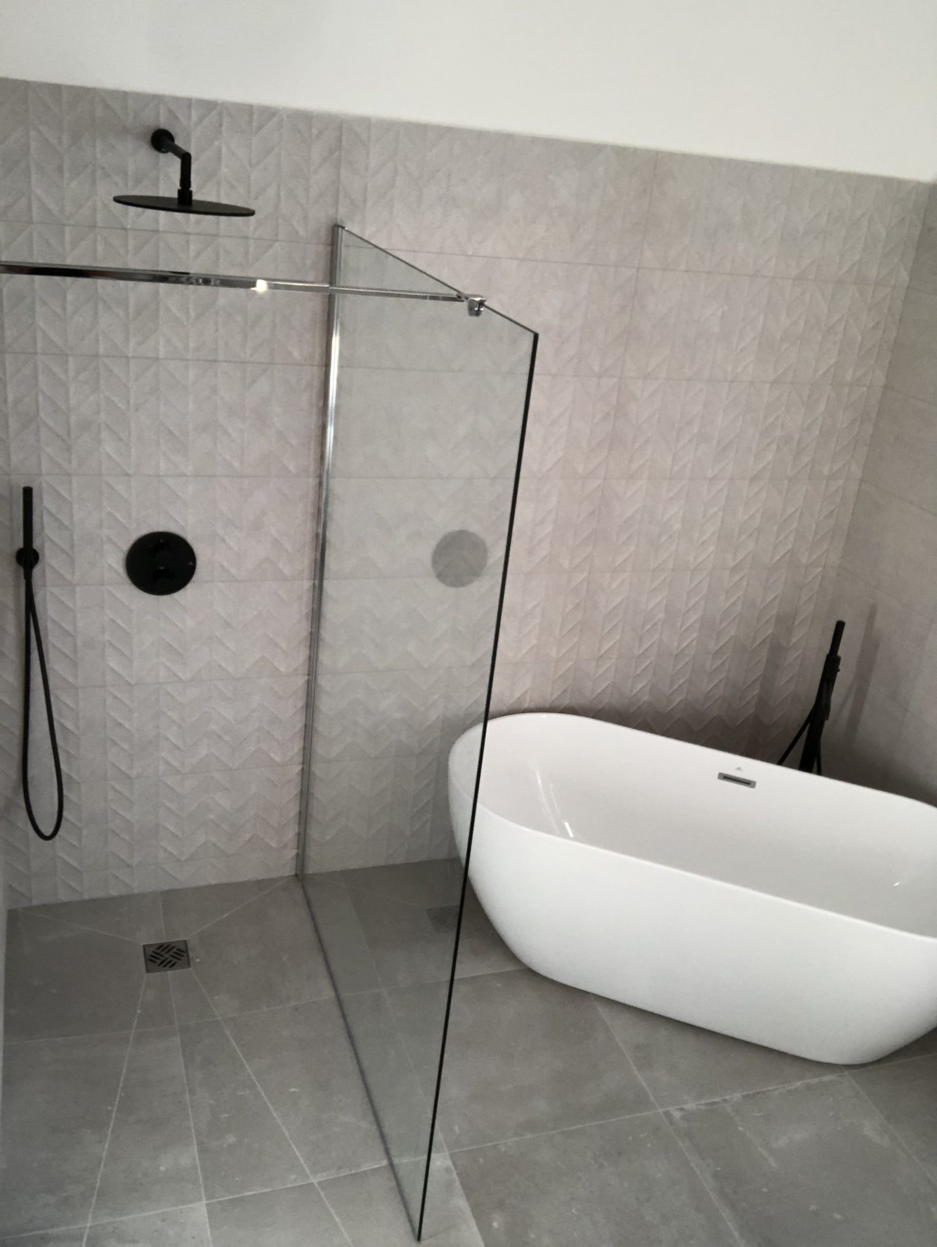 Douche et baignoire, séparation en verre