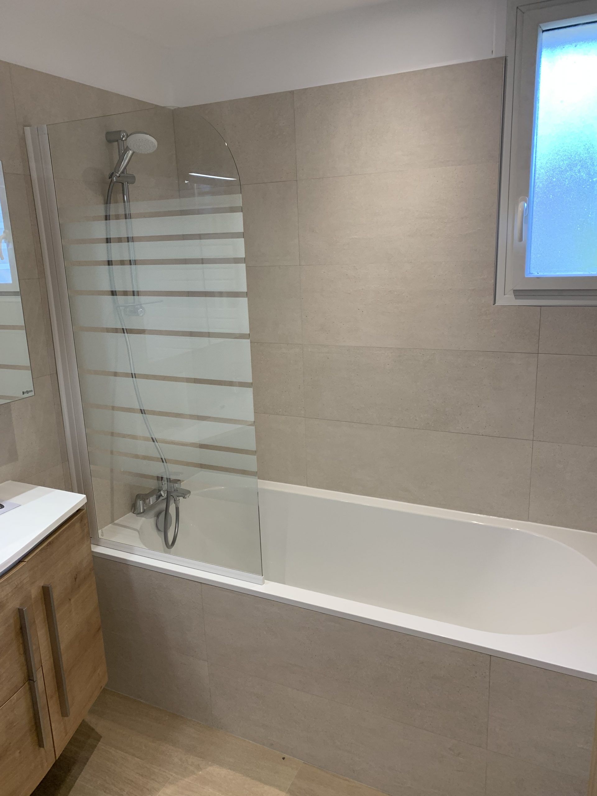 Salle de bains, baignoire et carrelage grands carreaux