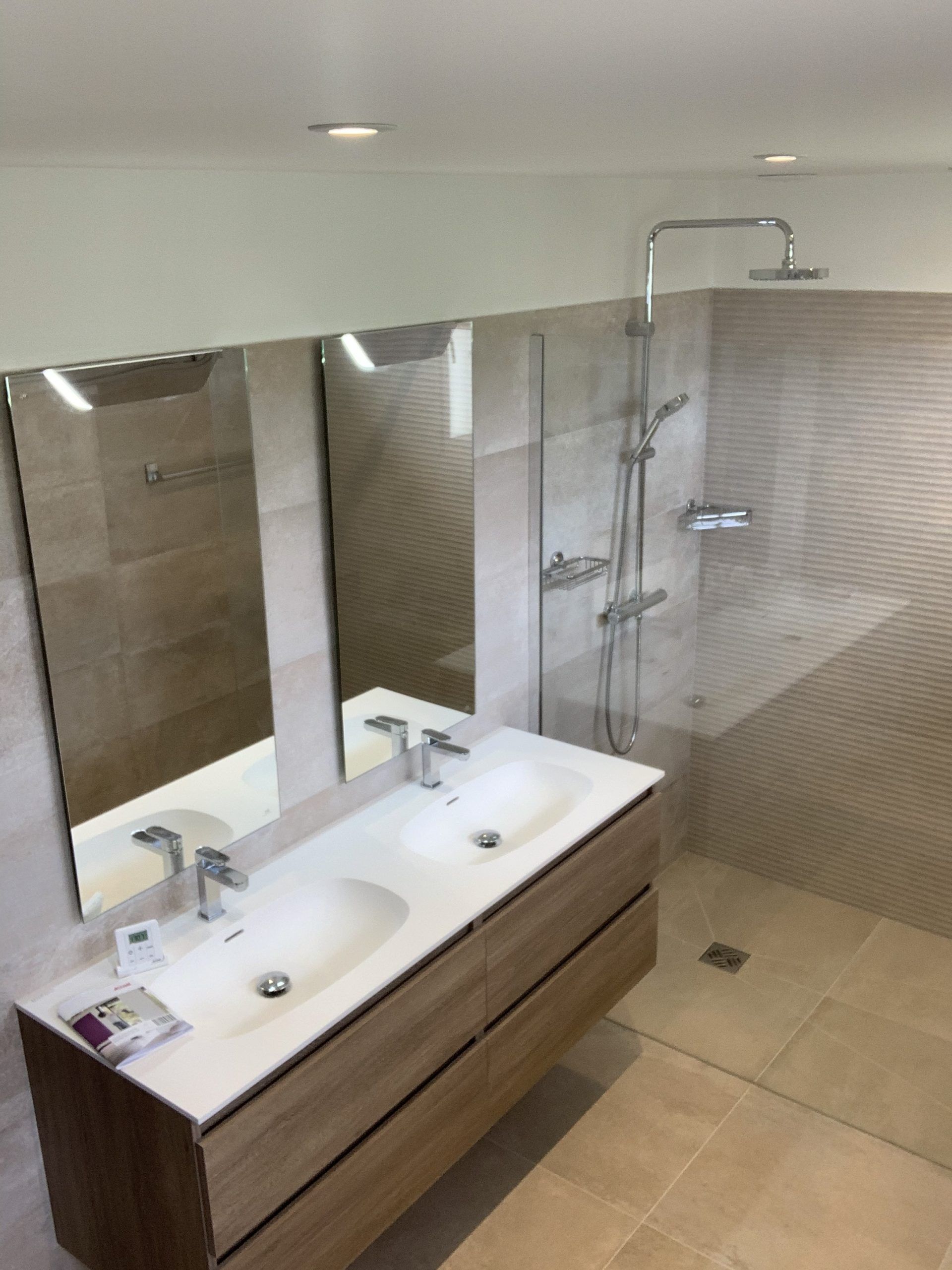 Mobilier salle de bains, double vasque et miroirs individuels