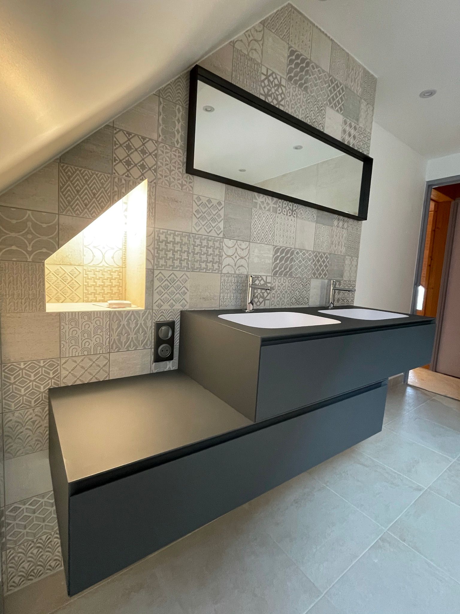 Salle de bains moderne, mobilier noir