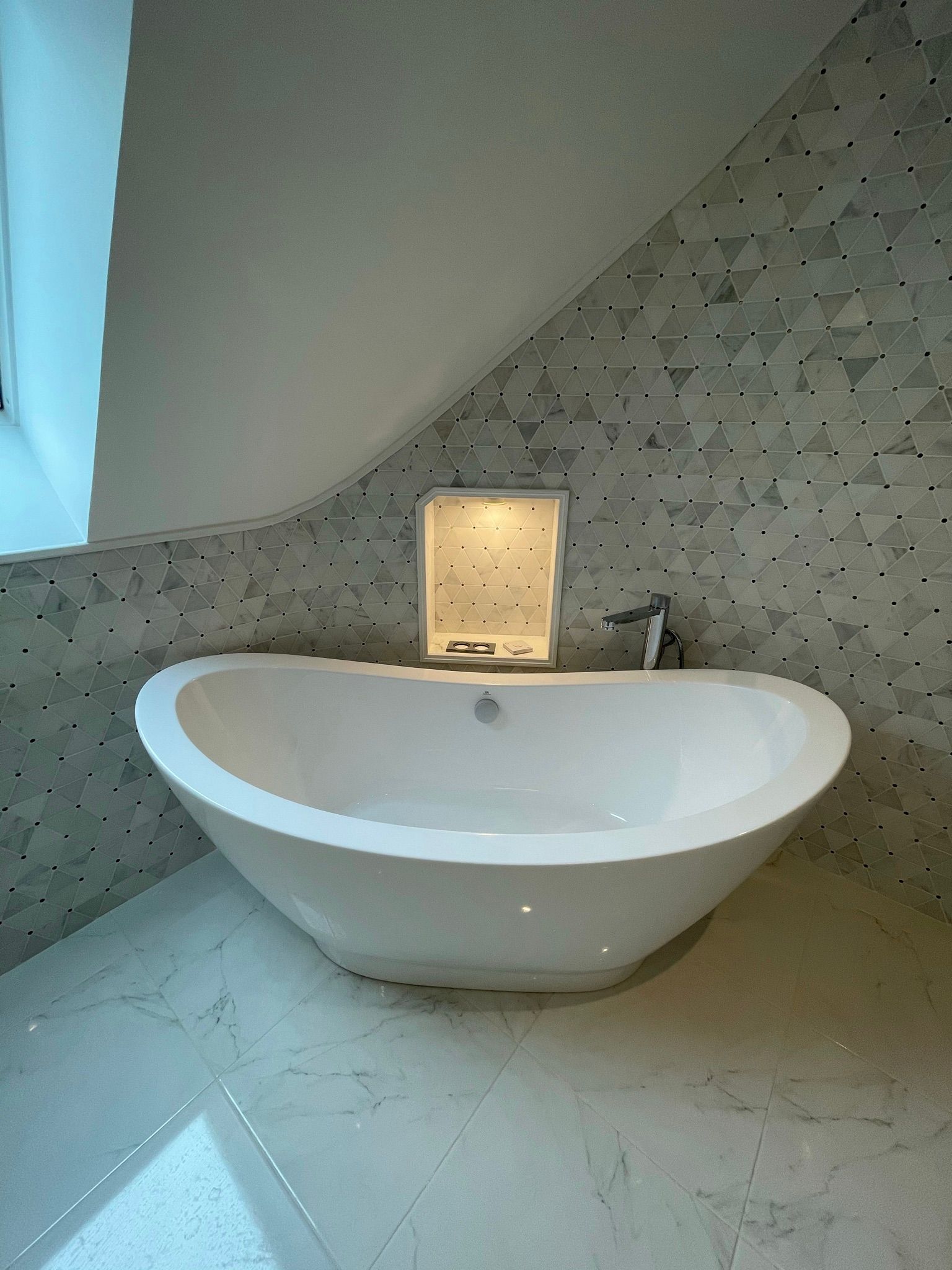 Salle de bains, carrelage motifs triangulaires