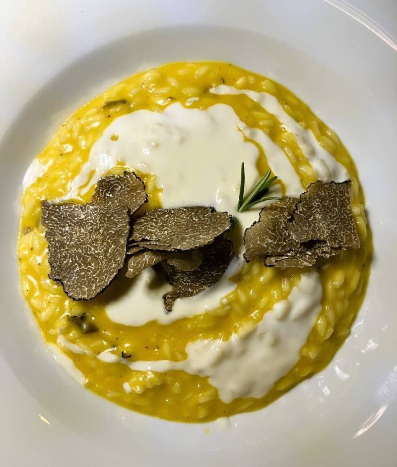 Un gros plan d'une assiette de nourriture avec de la truffe sur le dessus